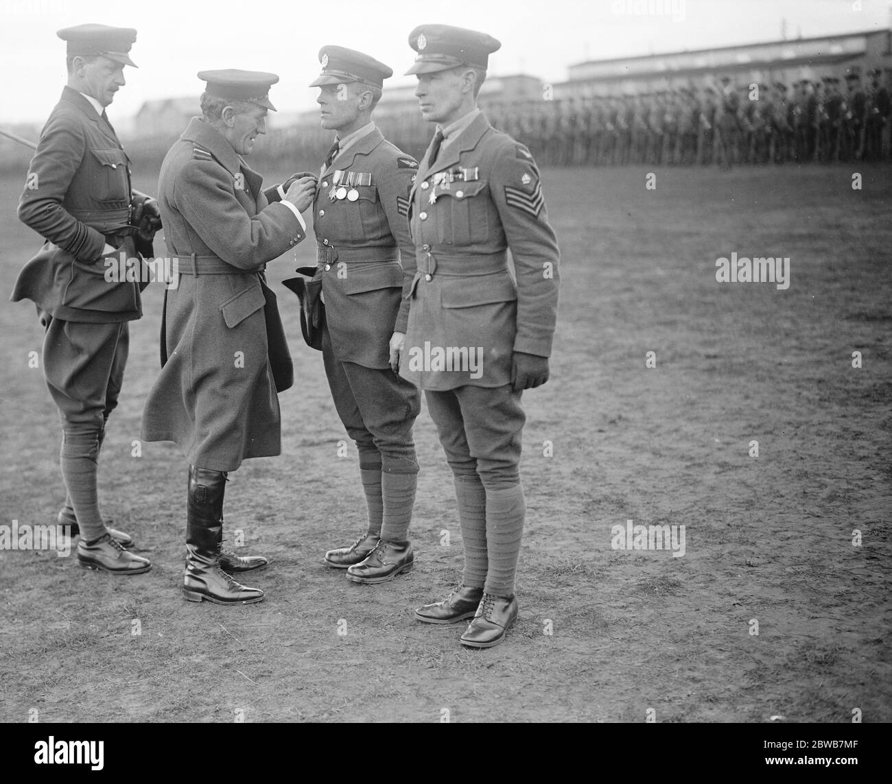 Air Vice Marshal Scarlett visita la scuola elettrica e wireless a Flower Down , Winchester Air Vice Marshal Scarlett pinning una medaglia di servizio di 18 anni su Flt Sgt H Wensley . Flt Sergt B Eearle , anche 18 anni di servizio , è visto nella foto 4 marzo 1925 Foto Stock