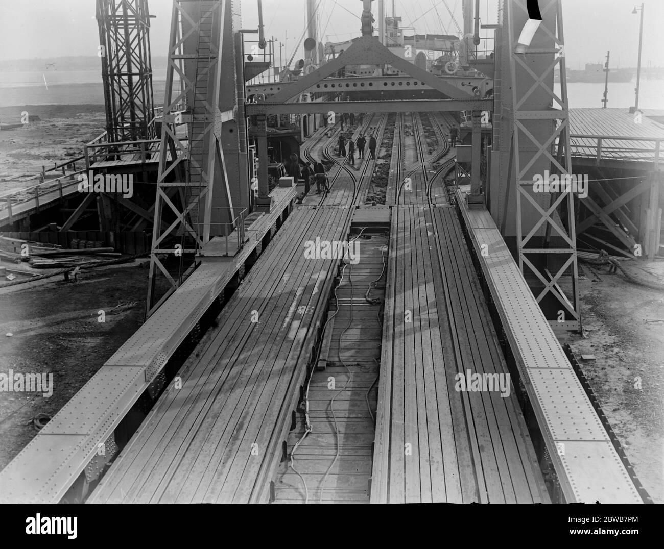 Una panoramica del traghetto ferroviario di Richborough sulla costa orientale del Kent che mostra la rampa tra barca e terra . Foto Stock