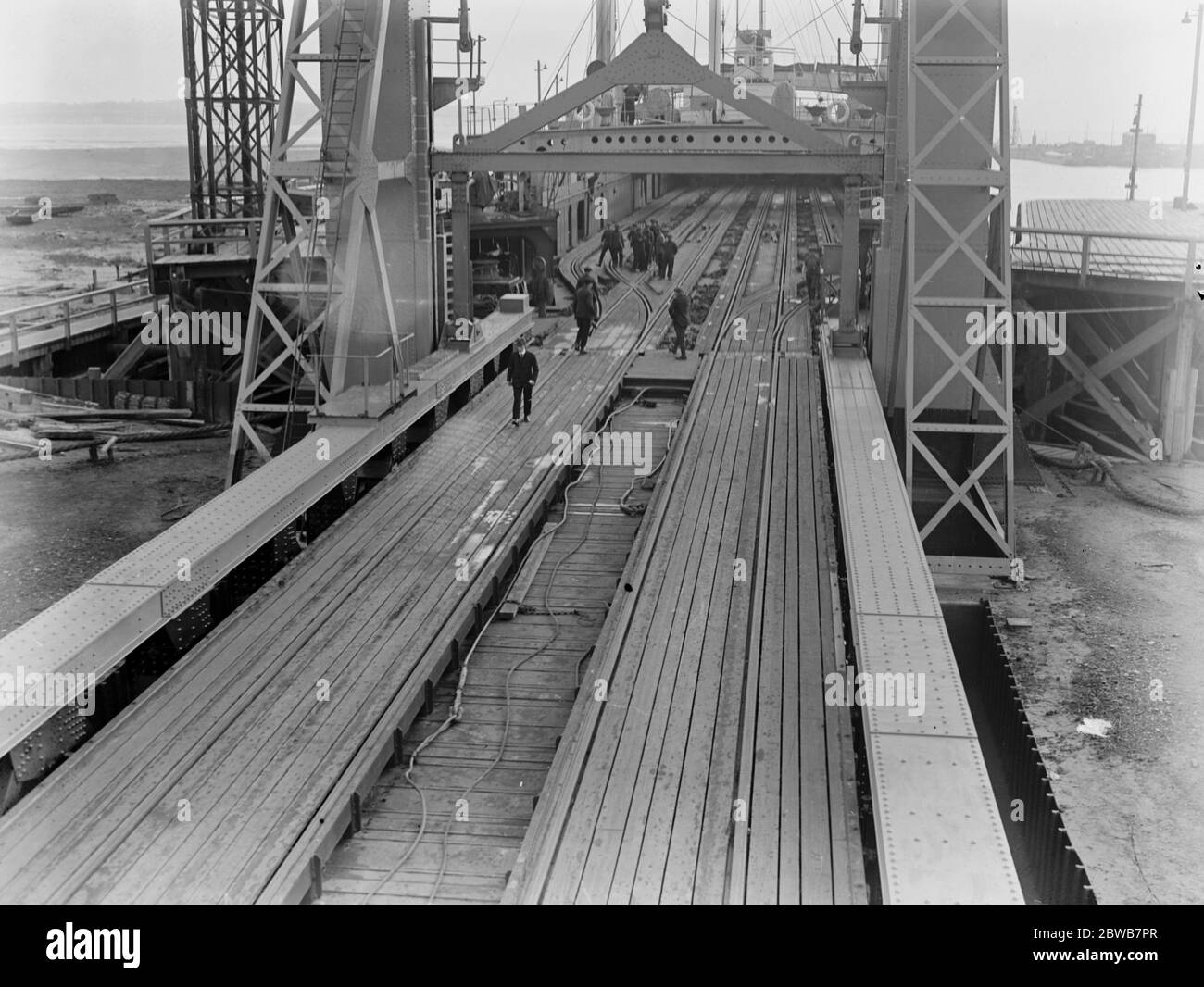 Una panoramica del traghetto ferroviario di Richborough sulla costa orientale del Kent che mostra la rampa tra barca e terra . Foto Stock