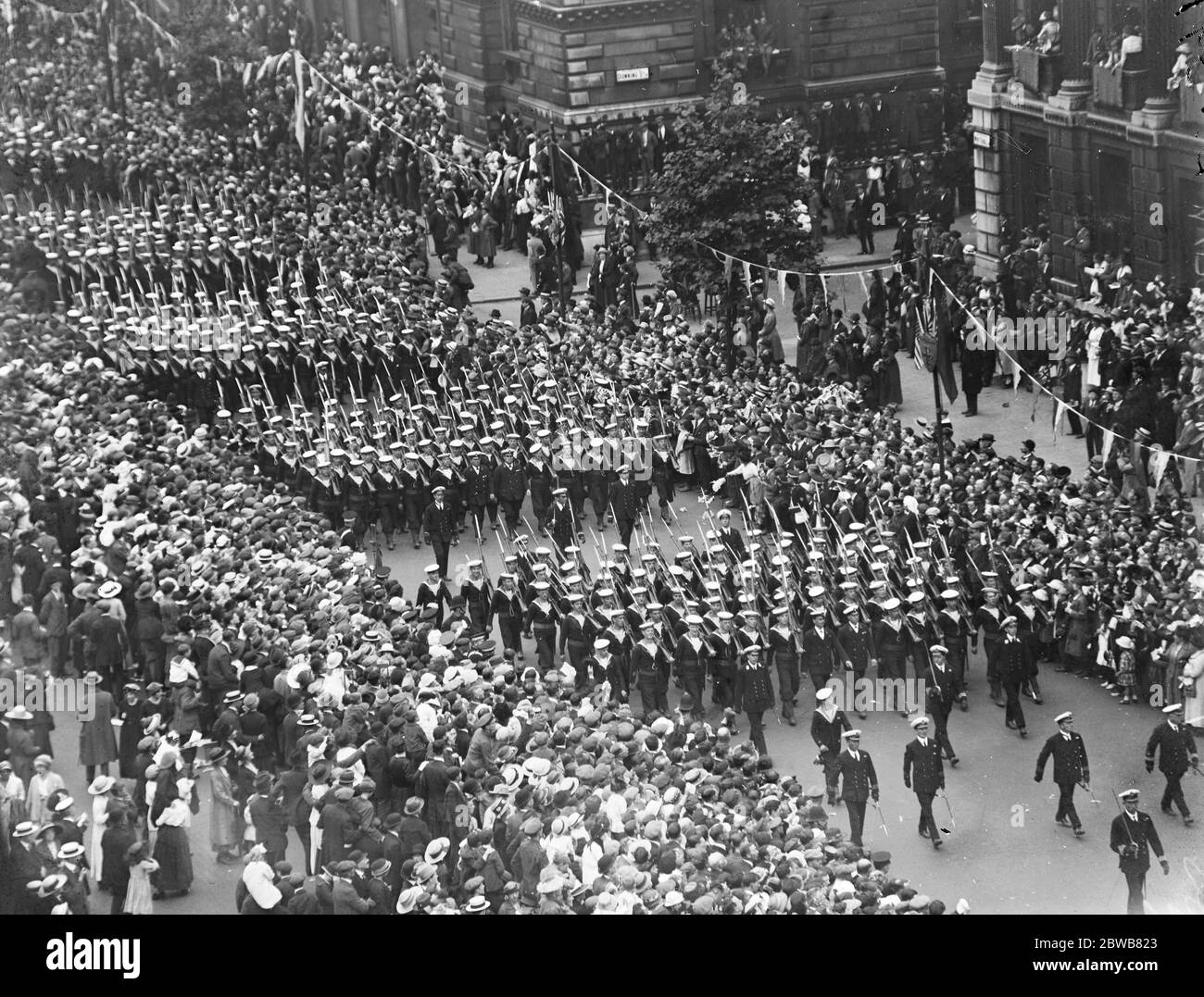 La grande vittoria marzo a Londra . British Bluejacks ( marinai ) nella marcia della vittoria , con baionette fisse , passando Whitehall . 19 luglio 1919 Foto Stock