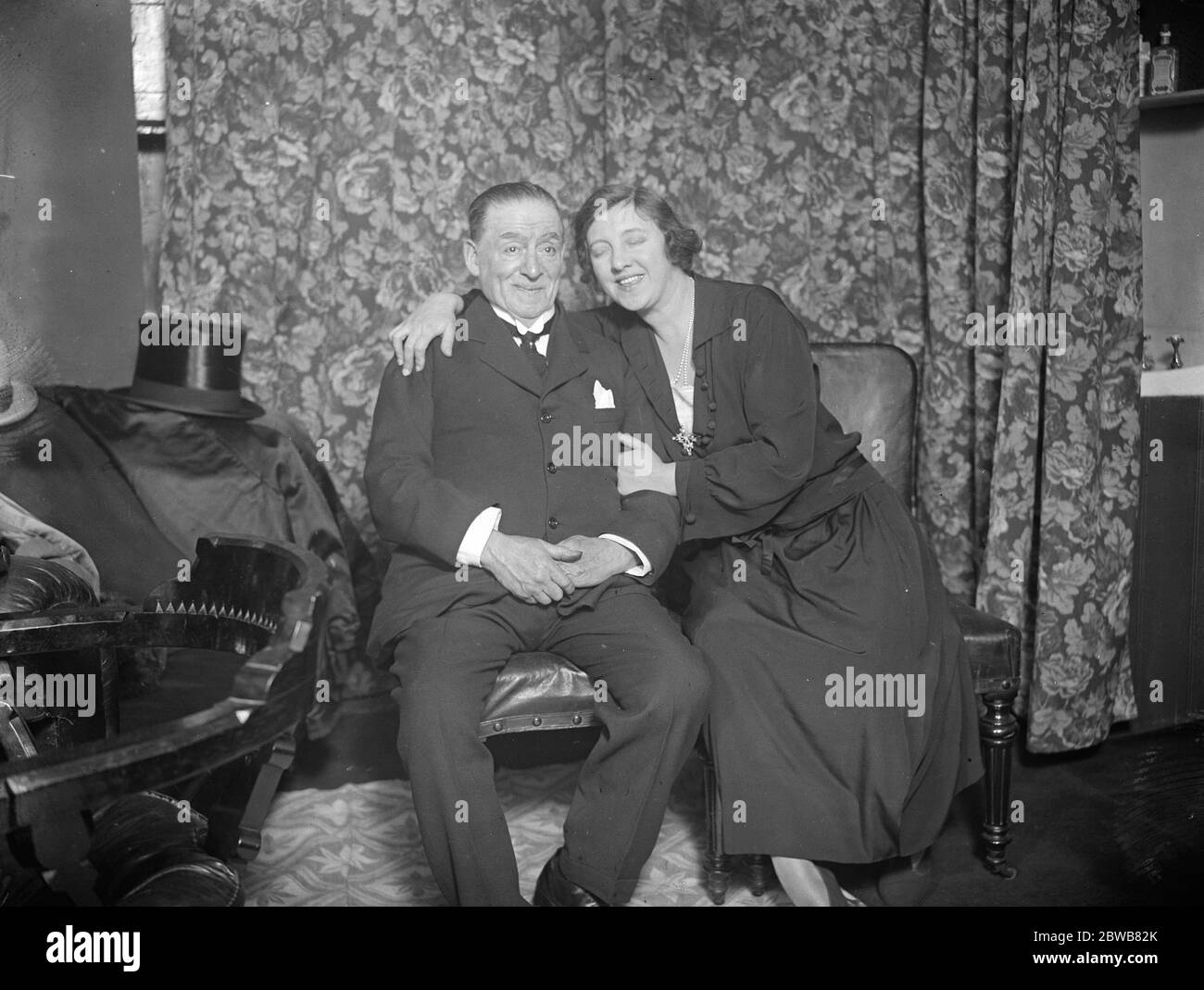 Cinquant'anni sul palco . Il signor Arthur Roberts con la signorina Violet Lorraine al Teatro Alhambra di Londra , quando ricevette un matinée testimonial in occasione dei suoi 50 anni sul palco . 15 novembre 1924 Foto Stock