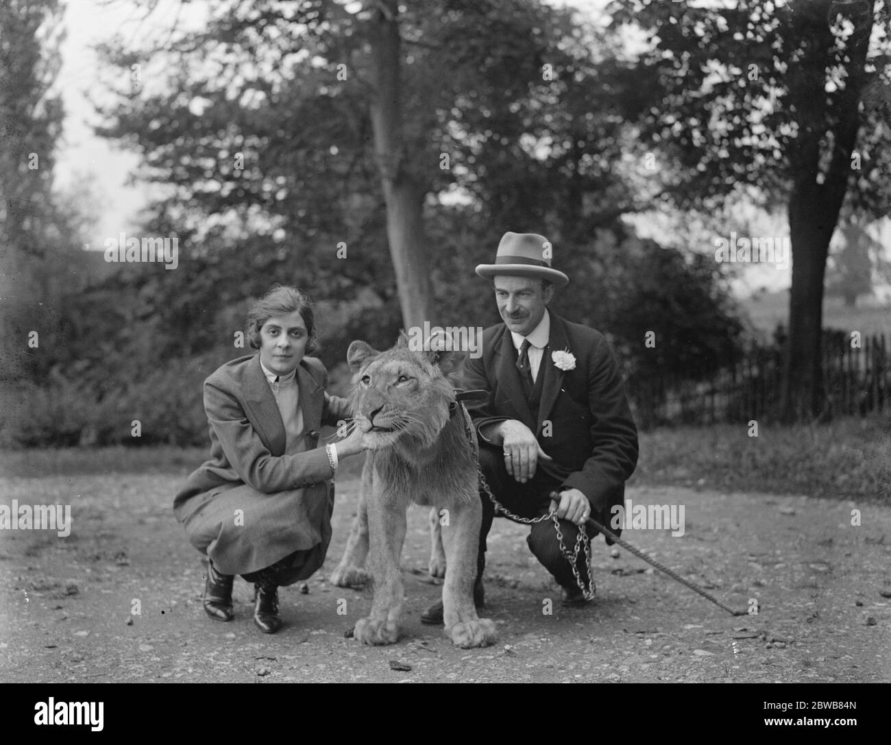 Signor e signora Tyrwhitt Drake con " Ginger " e Leone africano 29 settembre 1925 Foto Stock