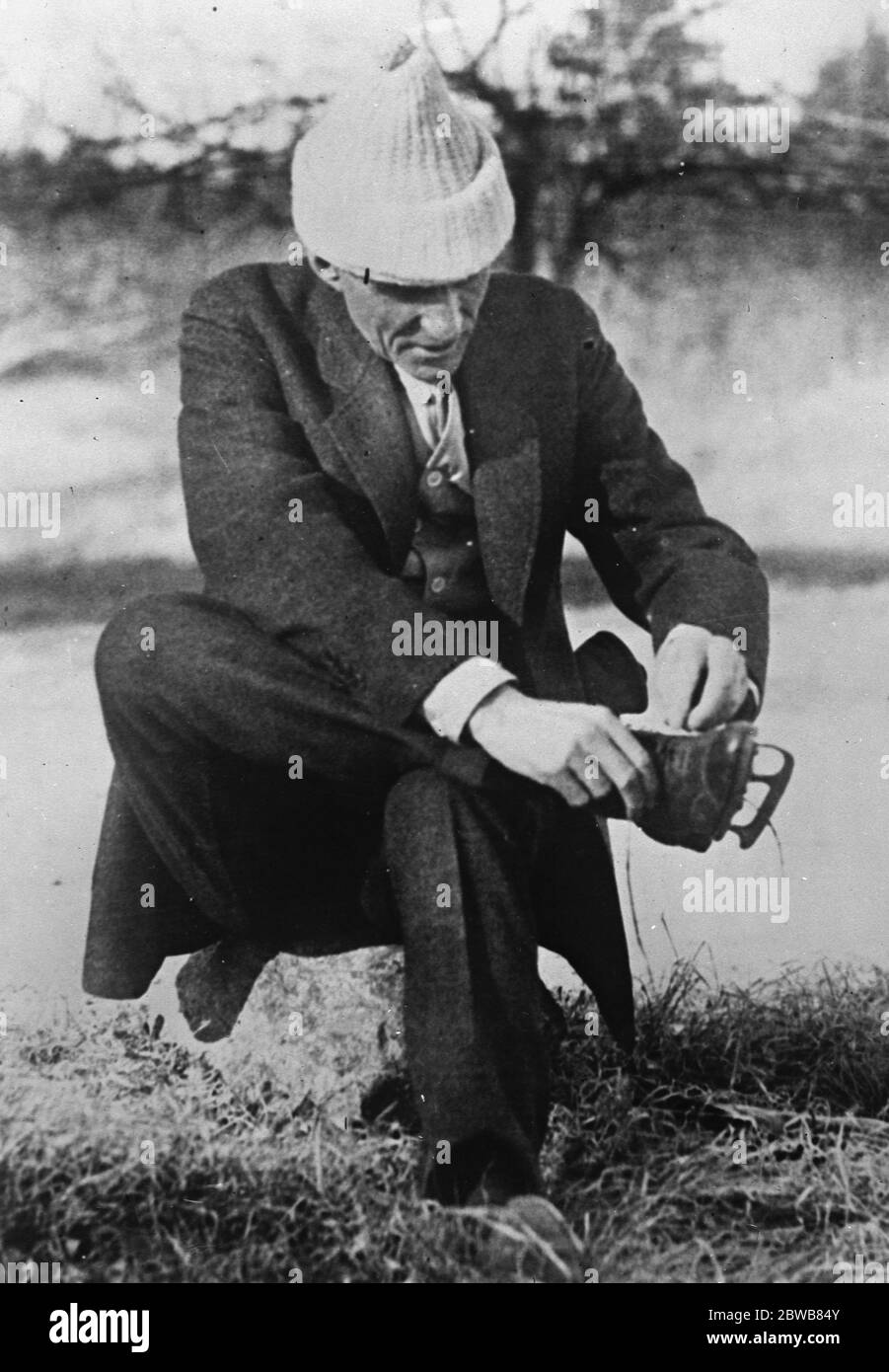 Henry Ford in una vacanza di pattinaggio . Henry Ford , il re dell'automobile , mettendo sui suoi pattini a Sudbury Pond , Massachusetts . 25 gennaio 1926 Foto Stock