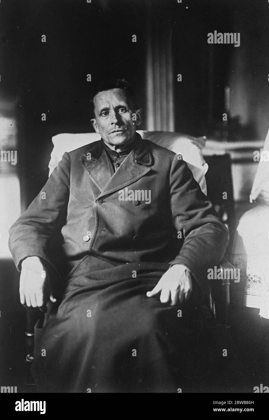 Sacerdote attaccato da donne . Padre Desnoyers , parroco del villaggio di Bonbon , ha raccontato il brivido che ricevette nella sua sacrestia da membri dell' Ordine di Notre Dames des Plears . Padre Desnoyers . 6 gennaio 1926 Foto Stock