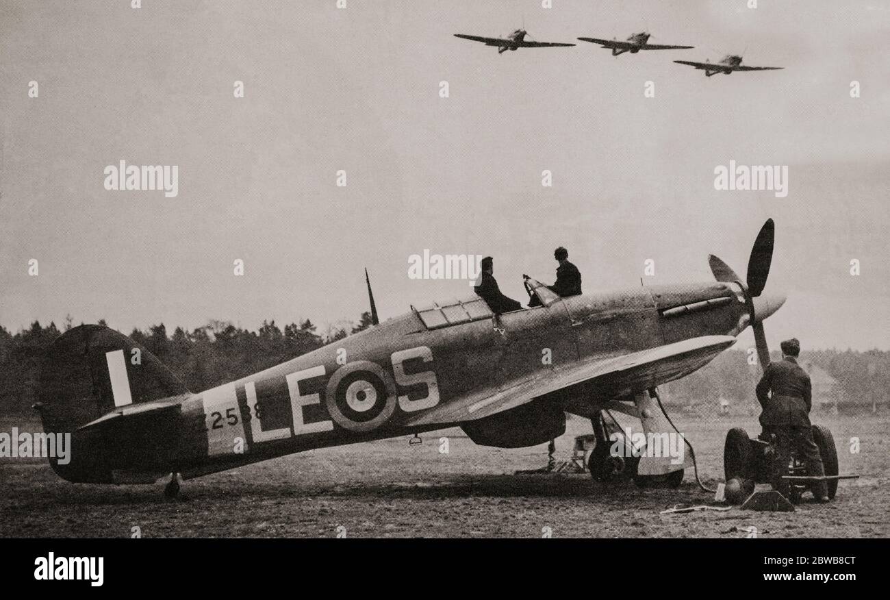 Hawker Hurricanes e sorvolando un campo aereo RAF durante la battaglia di Gran Bretagna. L'aereo da combattimento britannico a sedile singolo è stato progettato e costruito prevalentemente da Hawker Aircraft Ltd per il servizio con la Royal Air Force (RAF). Fu oscurato nella coscienza pubblica dal ruolo del Supermarine Spitfire durante la battaglia di Gran Bretagna nel 1940, ma l'uragano infliggeva il 60% delle perdite subite dal Luftwaffe nell'ingaggio. Foto Stock