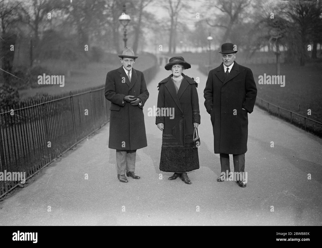 Principe e Principessa di Franco campo e loro figlio a Londra . Nella chiesa di San Giacomo , luogo spagnolo , la Signora Hermione Herbert sarà sposata con il Duca della Grazia , figlio del Principe e della Principessa di Franco campo . Il Duca della Grazia (a sinistra) nel Parco con il Principe e la Principessa di Franco campo . 4 novembre 1924 Foto Stock