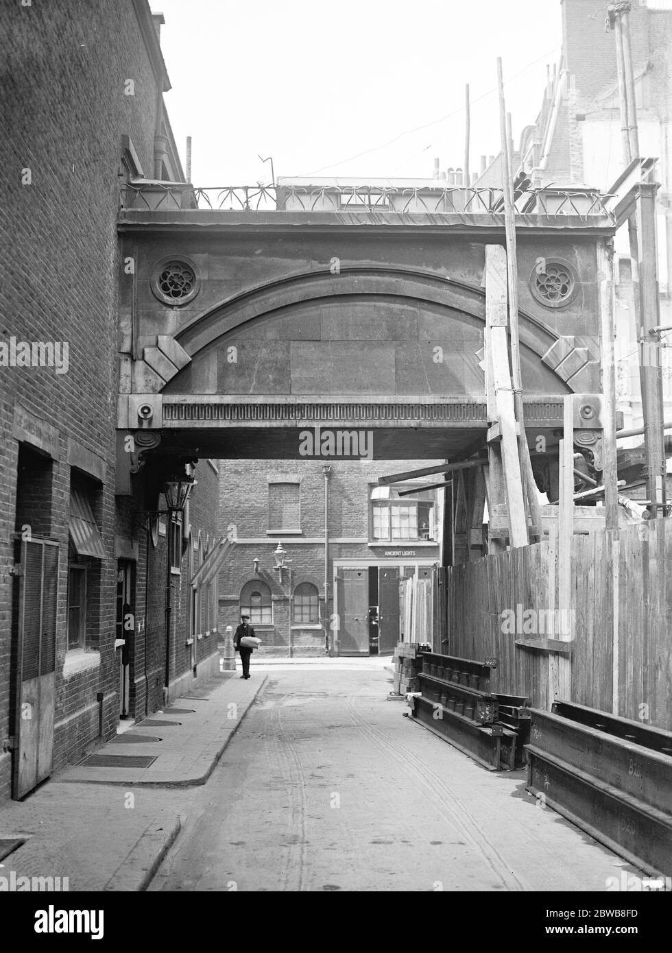 Difficoltà di demolire un pittoresco ponte di Londra . Sul retro del piccolo Teatro si trova un vecchio e pittoresco ponte per il quale era necessario un atto speciale del Parlamento prima che fosse concesso il permesso per la sua costruzione. Costruito per la Banca Coutts nel 1799 , il suo periodo di servizio è ormai scaduto , l'edificio della banca essendo nelle mani di esperti di demolizione . Un altro atto del Parlamento è tuttavia essenziale prima che il ponte possa essere abbattito . 10 luglio 1924 Foto Stock