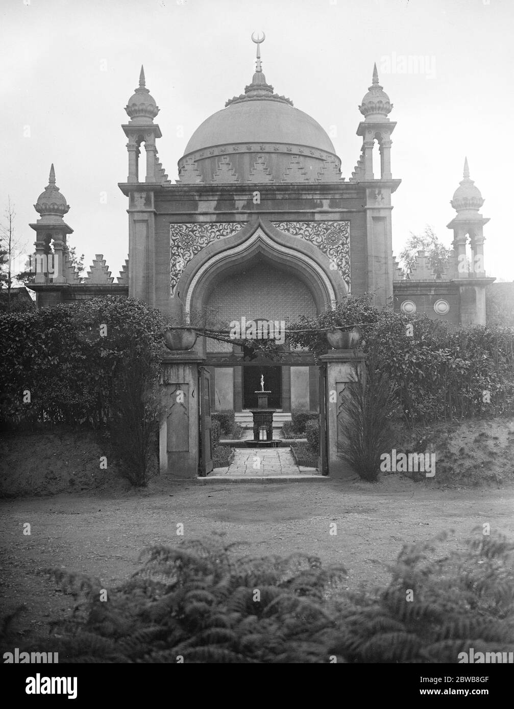 Una cerimonia all'aperto nella moschea di Woking. 25 luglio 1923 la moschea Shah Jahan fu la prima moschea costruita appositamente in Europa al di fuori della Spagna musulmana Foto Stock