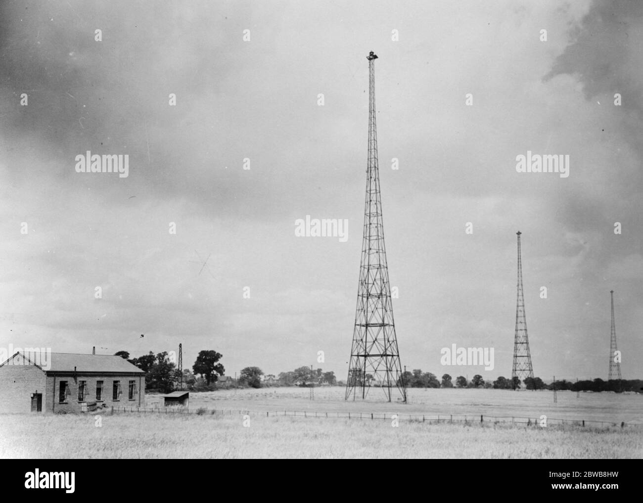 Una delle stazioni di telegrafo Marconi ad alta velocità di Ongar , Essex . L'antenna è portata sulle graziose torri in acciaio autoportanti alte 300 piedi . Lo schermo di terra è supportato dalle torri più piccole visualizzate nell'immagine . Wireless Telegraph Co Ltd di Marconi. 1 gennaio 1925 Foto Stock