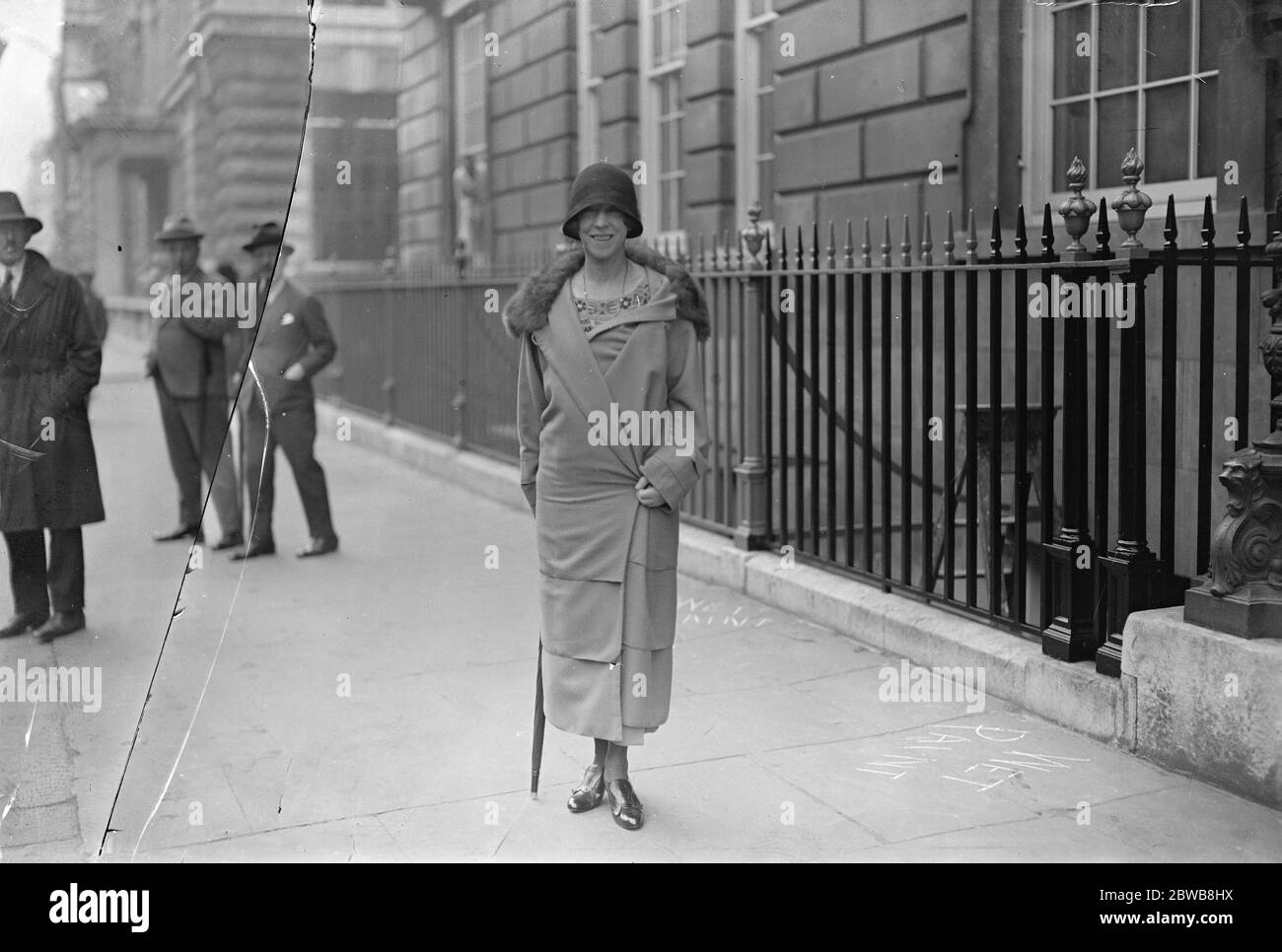 Re e Regina del Belgio a Londra . La Regina Elisabetta del Belgio ha visto qui fuori il Carlton Hotel . 25 settembre 1924 Foto Stock