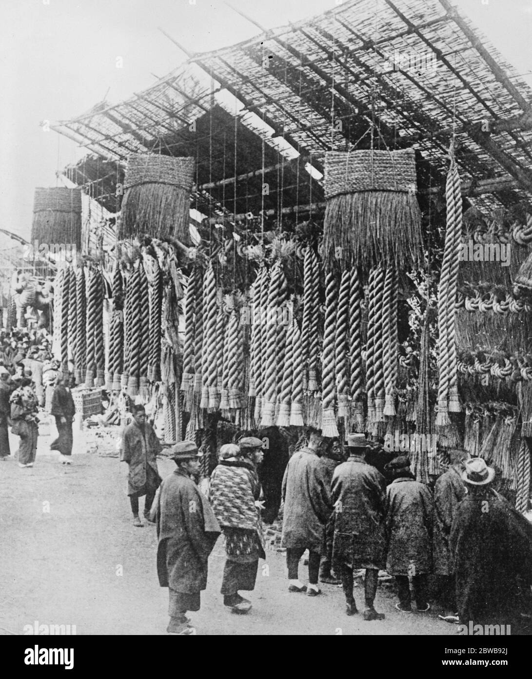 Curiose decorazioni di Capodanno in vendita a Tokyo il mercato di fine anno a Tokyo, che mostrano cabine appositamente costruite per la vendita di corde di paglia ( simboleggiando la religione ) scopa , che sono appese all'ingresso delle case , e persimmoni e aragoste , Che simboleggiano rispettivamente la benedizione della terra e un' augurio' buono per l' effetto che si può vivere fino a quando la schiena non si piega con la vecchiaia nella somiglianza di un' aragosta del 29 dicembre 1925 Foto Stock