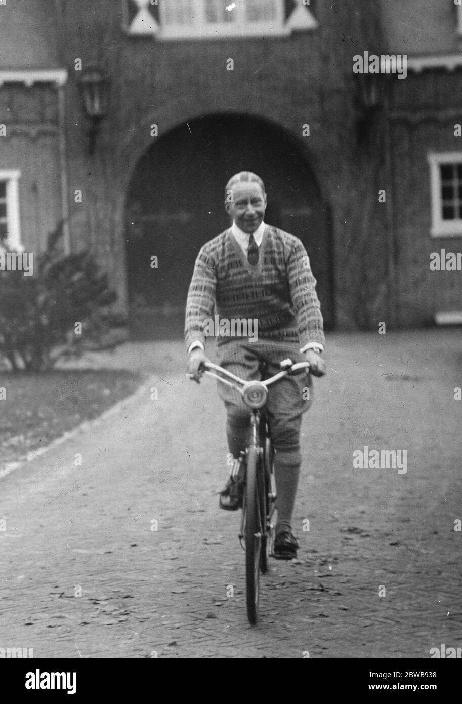 Il Principe Corona visita il padre a Doorn , Paesi Bassi centrali, l'ultima foto dell'ex Principe Corona Guglielmo di Germania che si cita nei giardini del Castello di Doorn . 4 febbraio 1926 Foto Stock