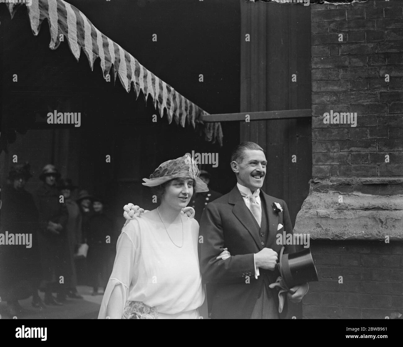 Lady Lucas - sposi dentali . Il capitano J G Smyth Osbourne dei Royal Welsh Fusiliers e Lady Lucas -Tooth si sposarono a St Paul' s Chruch , Knightsbridge , Londra . 17 aprile 1923 Foto Stock