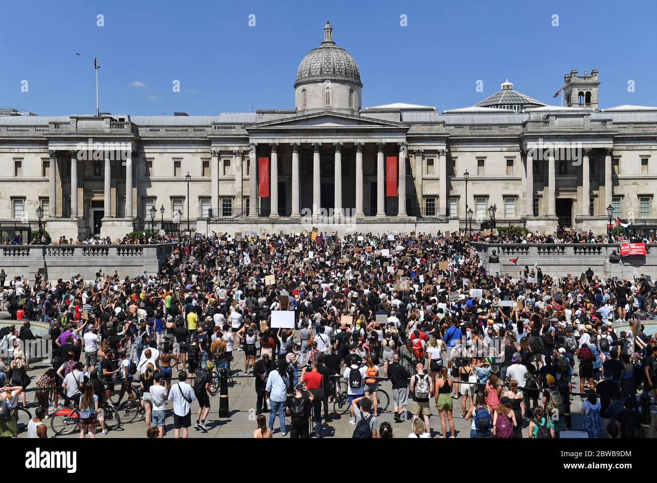 La gente si riunisce a Trafalgar Square, Londra, per partecipare a una protesta contro la questione Black Lives dopo la morte di George Floyd a Minneapolis, Stati Uniti, questa settimana, che ha visto un ufficiale di polizia accusato di omicidio di terzo grado. Foto Stock