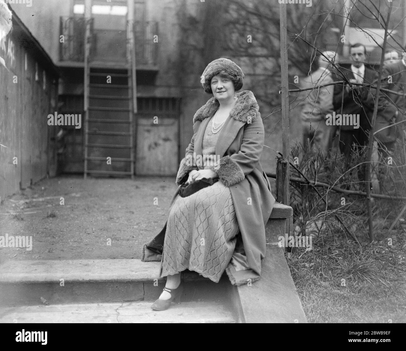 La Marchionessa Townshend onora il santo patrono dell'odontoiatria . La Marchioness Townshend (Presidente ) ha tenuto un incontro di studenti degli ospedali Guy' s , St Thomas' s e Royal Dental nella sua residenza londinese in occasione della cena e della danza St Apollonia, Che la Croce D' Avorio sta dando in onore del Santo Patrono di odontoiatria presso l' Hotel Claridge il 9 febbraio . 4 febbraio 1924 Foto Stock