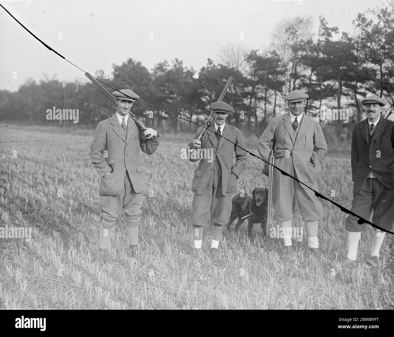 Sir Cuthbert e Lady Quilter' s Shooting Party a Bawdsey Manor vicino a Felixstowe, Kent . Da sinistra a destra: Hon Douglas Tennant, Lord Huntingfield, Sir C Quilter e Captain Fred J o Montague. 18 novembre 1922 Foto Stock