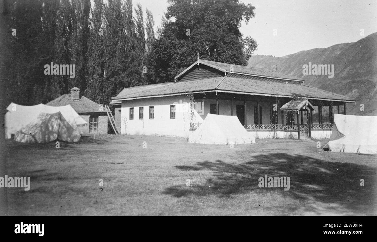 Kashmir , India . L' erede apparso alla casa di riposo privata Maharajah a Baramulla . 4 dicembre 1924 Foto Stock