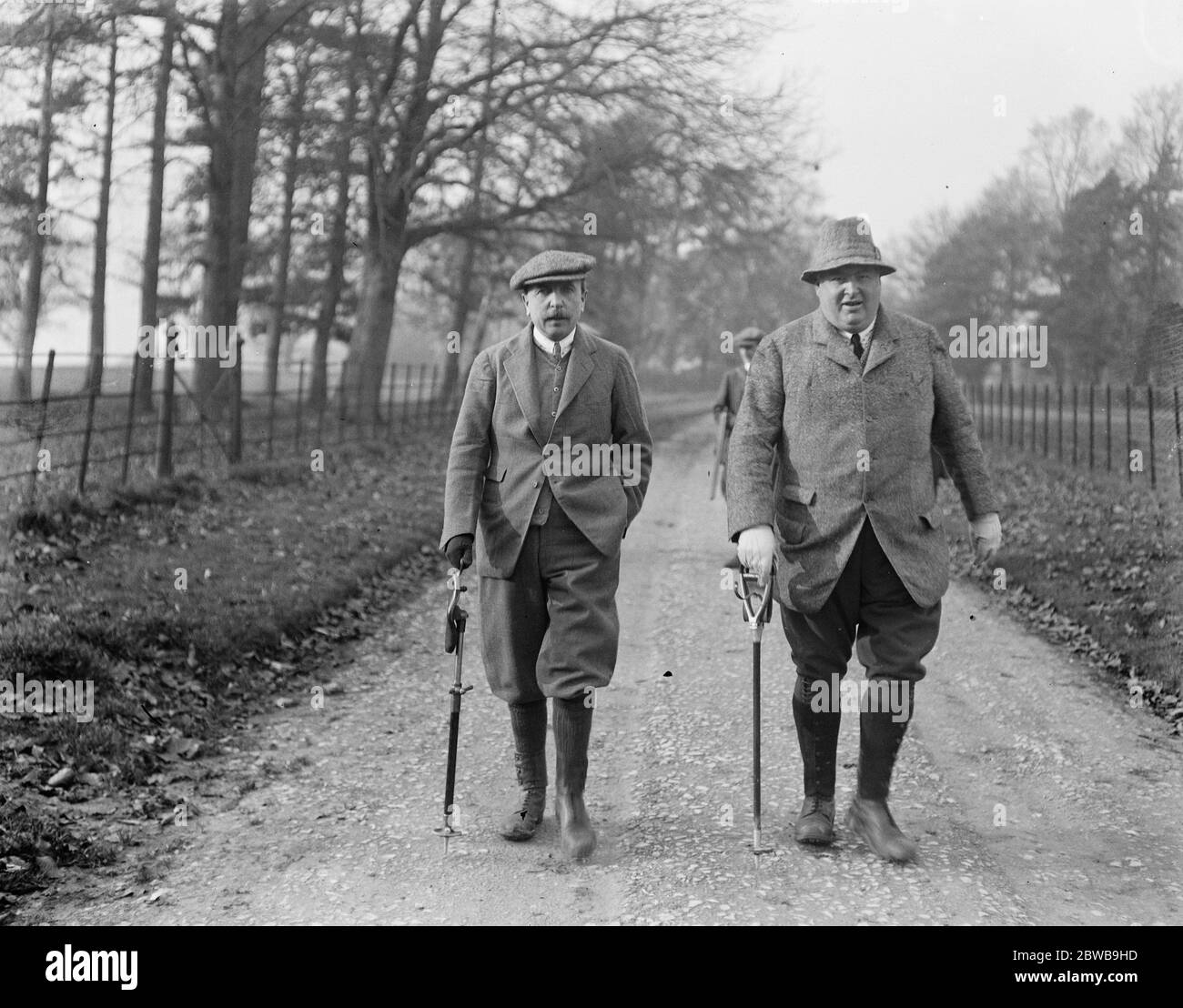 La festa di sparo di Lord Denman a Balcombe Place , Sussex . Lord Denman ( a sinistra ) e il Conte di Donoughmore . 27 novembre 1922 Foto Stock