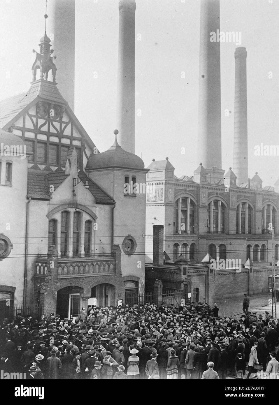 La polizia di Stato tedesca del fiume funziona cavi. I lavori sono stati sospesi alla fabbrica di cavi di Oberspree a causa di uno sciopero . L'edificio è sorvegliato dalla polizia statale del fiume. I lavoratori che manifestano davanti ai lavori . 3 novembre 1923 Foto Stock