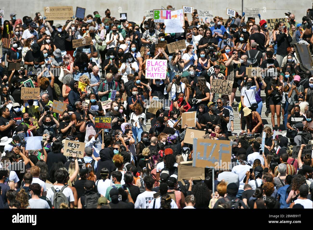 La gente partecipa a una protesta contro la questione Black Lives a Trafalgar Square, Londra, dopo la morte di George Floyd a Minneapolis, Stati Uniti, questa settimana, che ha visto un ufficiale di polizia accusato di omicidio di terzo grado. Foto Stock