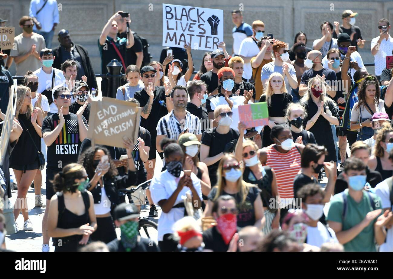 La gente partecipa a una protesta contro la questione Black Lives a Trafalgar Square, Londra, dopo la morte di George Floyd a Minneapolis, Stati Uniti, questa settimana, che ha visto un ufficiale di polizia accusato di omicidio di terzo grado. Foto Stock