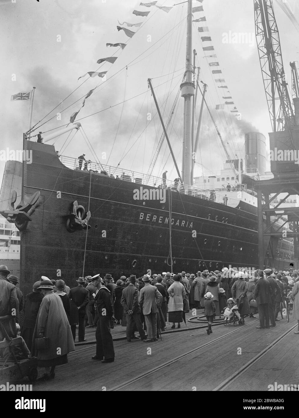 La ' RMS Berengaria' salpa con il Principe di Galles a bordo. La scena animata sulla banchina come il grande Cunarder è in corso . 23 agosto 1924 Foto Stock