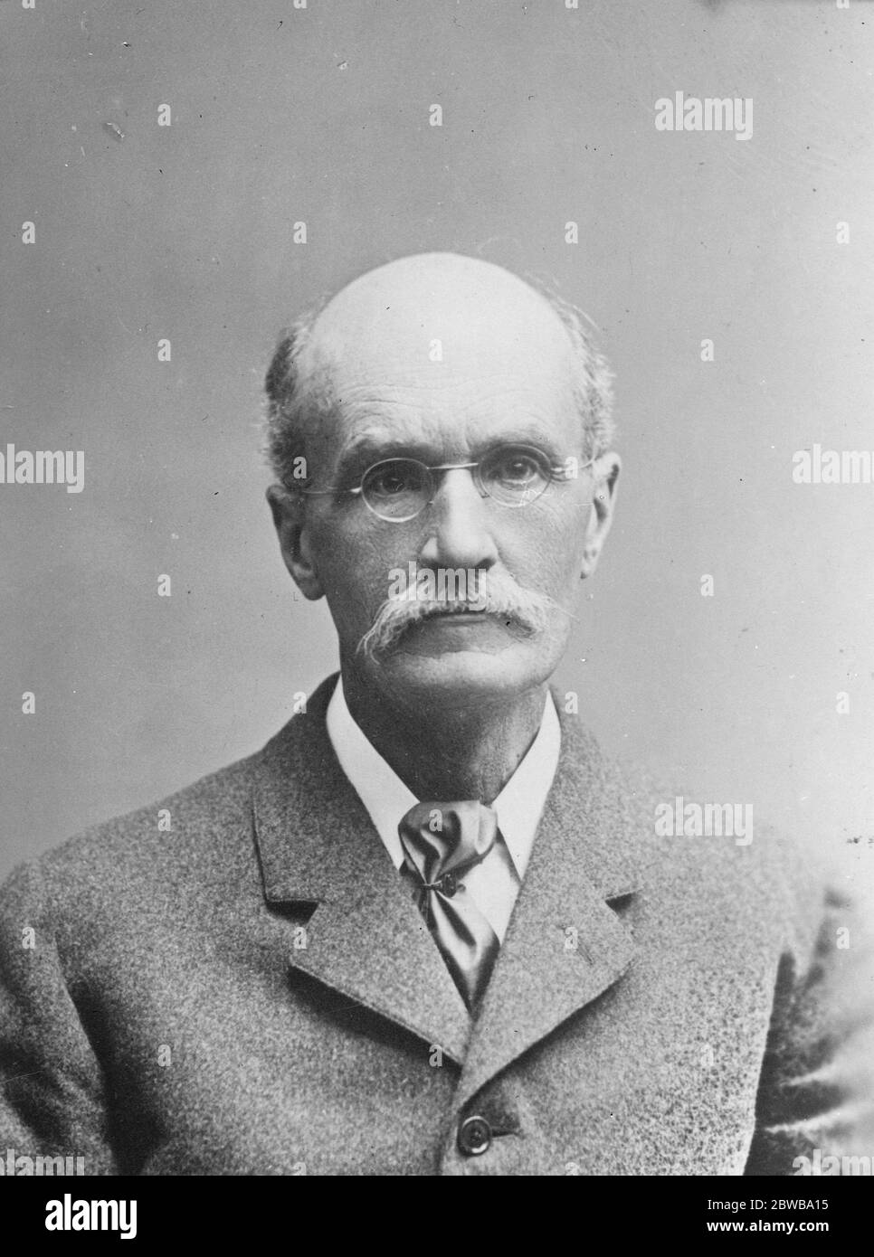 Lo strano dono del professor Gilbert Murray . Lo strano dono del professor Gilbert Murray è stato oggetto di un documento della sig.ra J Sidgwick in occasione di una riunione della Psychical Research Society presso Steinway Hall . Il professor Murray sembra , ha un certo potere incannoso di leggere i pensieri di altre persone in determinate condizioni . Lord Balfour si rivolse all'incontro, ma confessò che non aveva alcuna spiegazione di quanto era accaduto . Il professor Gilbert Murray . 13 dicembre 1924 Foto Stock