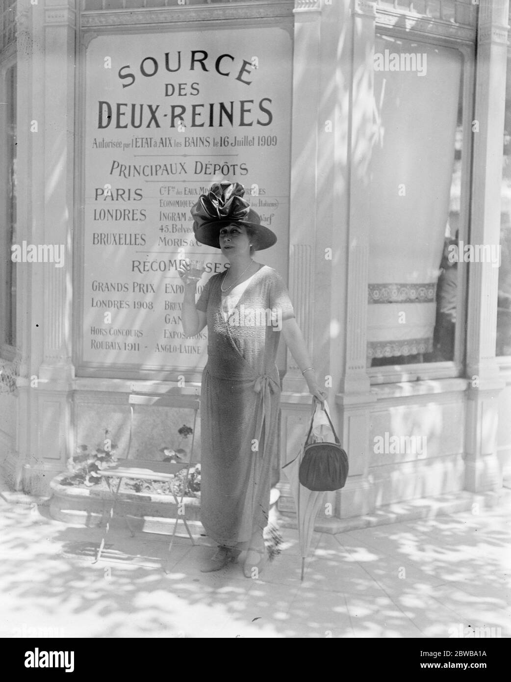 Società ad Aix Les Bains, Francia. Miss Ellis Jeffries , che deve avere un ruolo di primo piano in un nuovo gioco di Drury Lane , prendendo le acque . 30 luglio 1923 Foto Stock