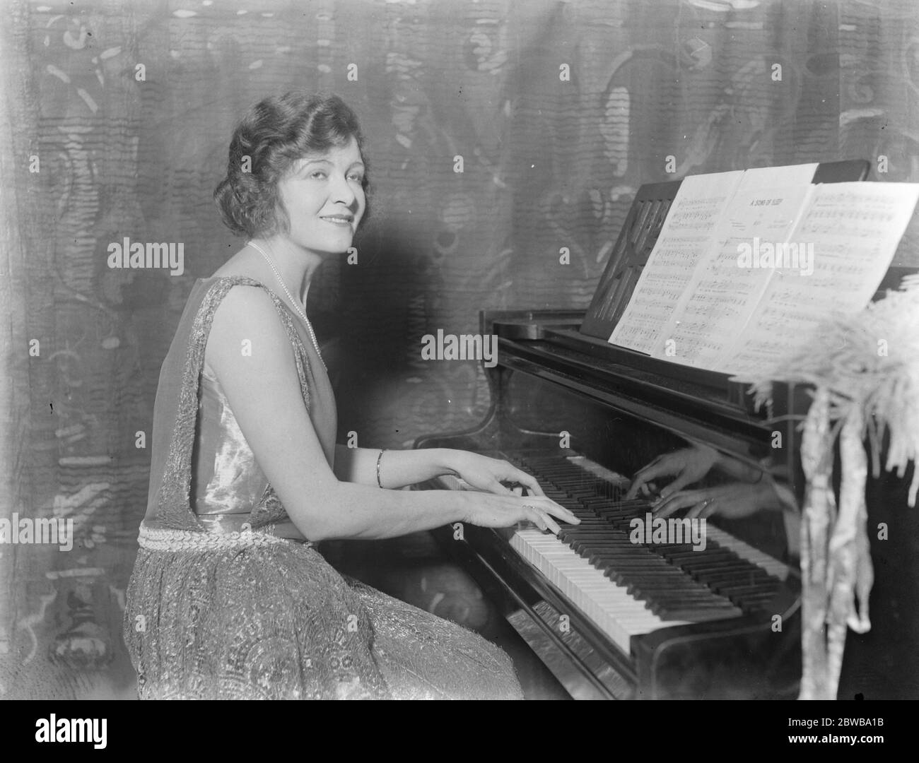Renee Kelly in un nuovo schizzo al Colosseo . La sig.na Renee Kelly al pianoforte . 27 febbraio 1923 Foto Stock