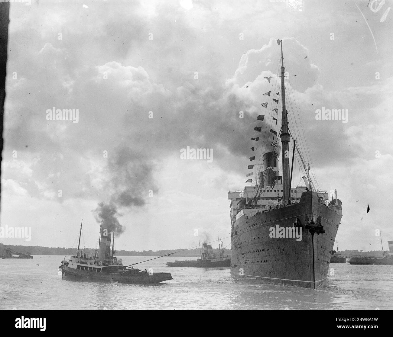 La ' RMS Berengaria' salpa con il Principe di Galles a bordo. Il liner con bandiera che lascia Southampton il sabato con il principe a bordo. 23 agosto 1924 Foto Stock