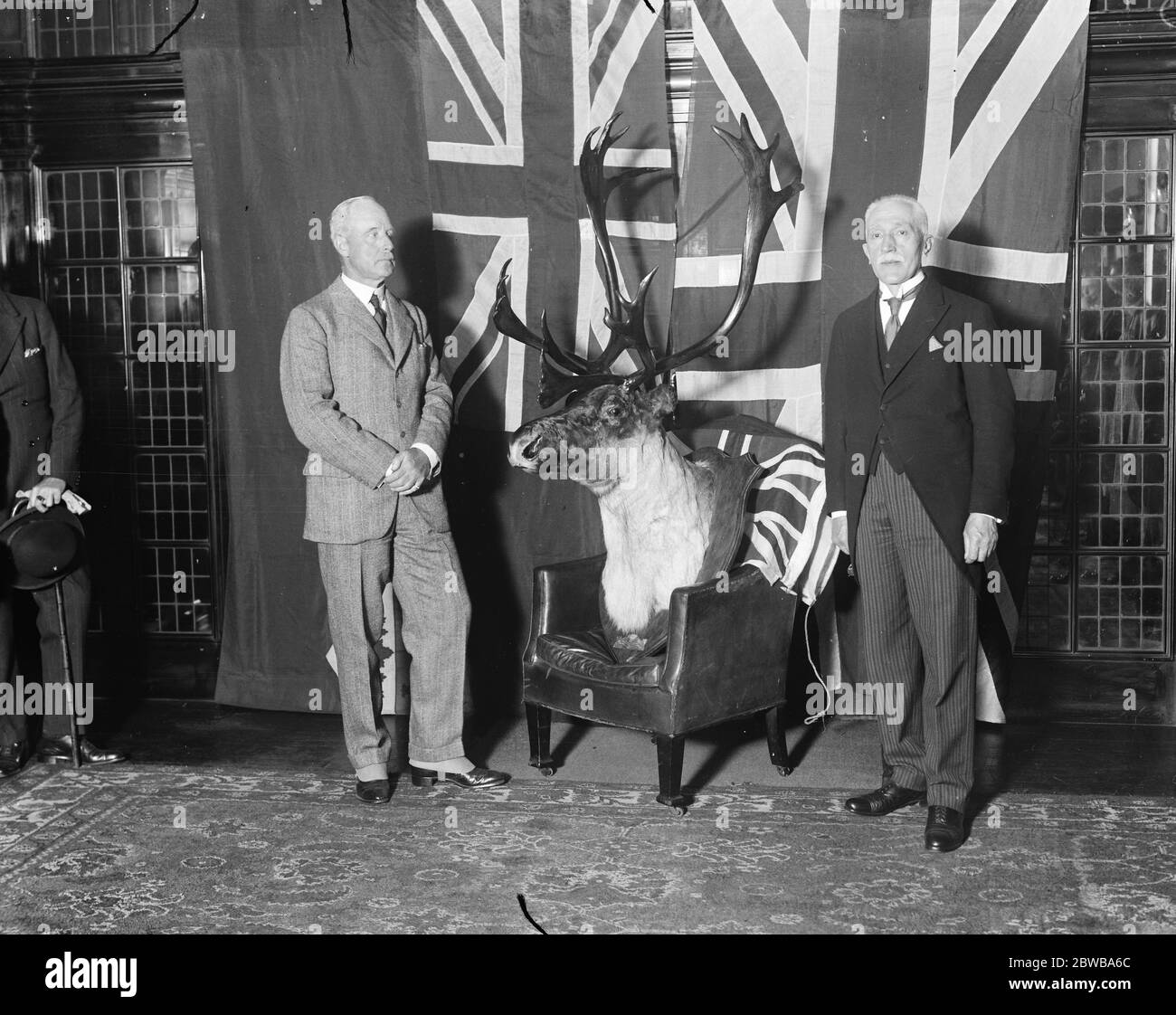 Memento del comradeship , impressionante presentazione canadese ai Royal Irish Fusiliers alla British Columbia House , Londra . L' Hon F A Pauline ( a destra ) e il Gen Sir Thomas Scott , che ha ricevuto il dono , con i Caribou . 19 giugno 1926 Foto Stock