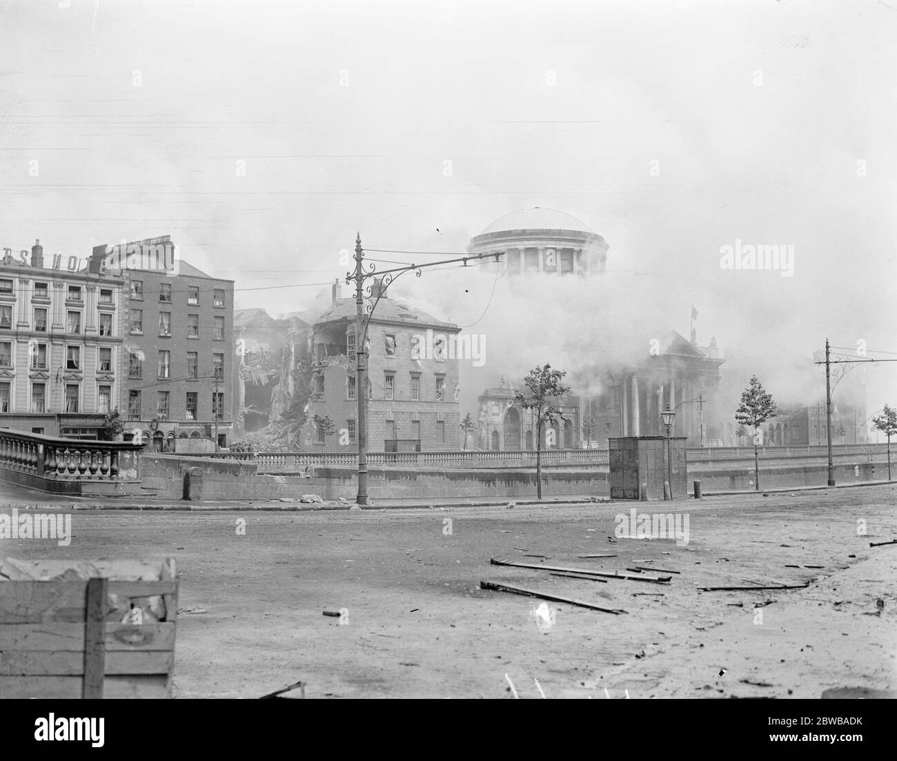 La Grande Battaglia di Dublino la cattura dei quattro tribunali di Dublino . I quattro tribunali si schiantano da fine a fine dopo l'esplosione . 1 luglio 1922 Foto Stock