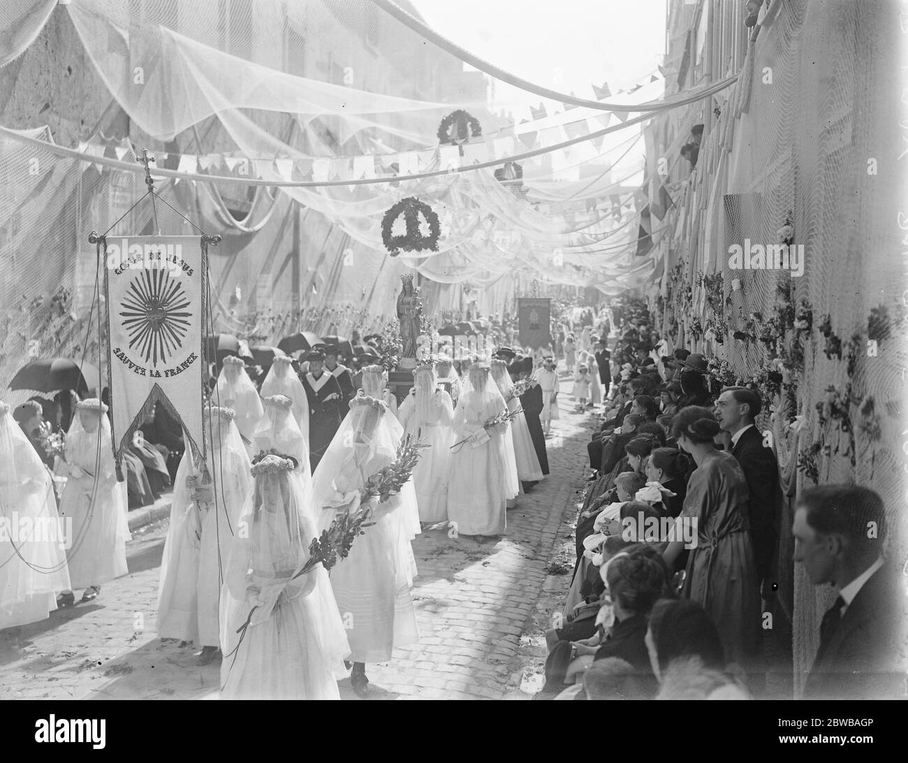 La processione di nostra Signora a Boulogne , Francia . La processione che passa attraverso il distretto dei pescatori 28 agosto 1922 Foto Stock