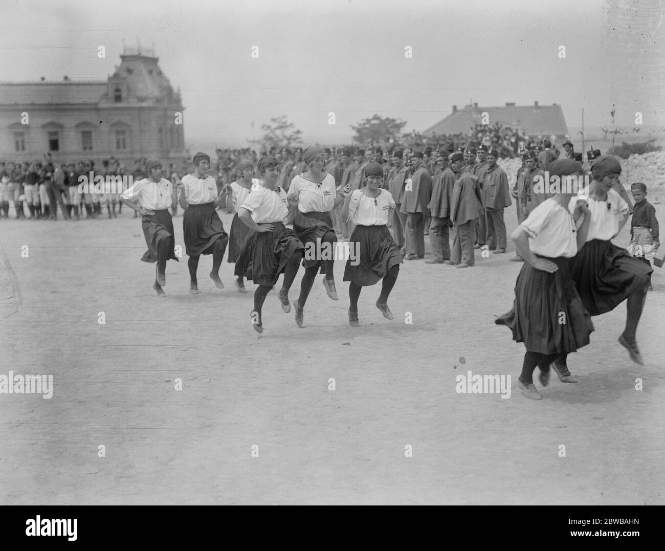 Il re di Serbia saluta la sposa . Ragazze serbe che ballano vicino alla Cattedrale di Belgrado in connessione con le feste reali di matrimonio . 10 giugno 1922 Foto Stock