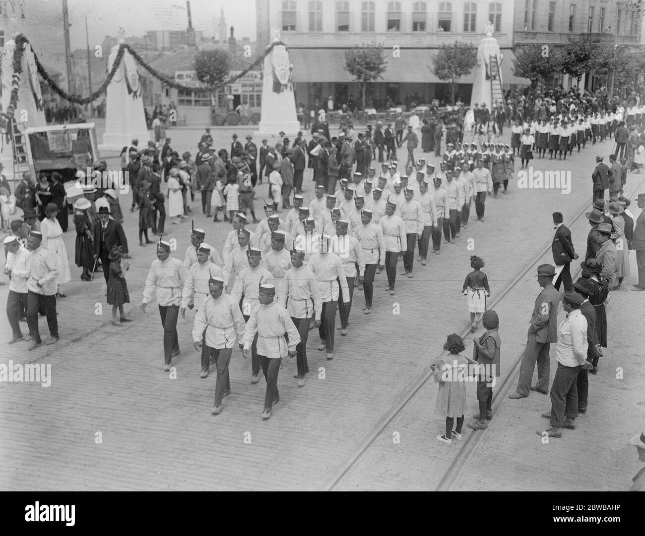 Re Alessandro sposò la Principessa Maria di Romania a Belgrado . Uomini provenienti dalla palestra nelle città della Serbia che marciano attraverso Belgrado in connessione con i festeggiamenti reali di nozze . 10 giugno 1922 Foto Stock