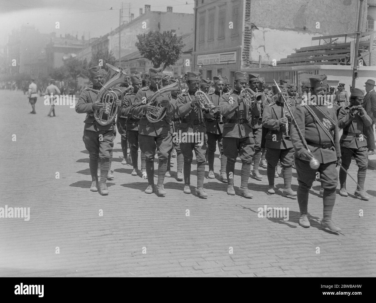 Preparazione al matrimonio reale a Belgrado . La Royal Guards Band marciando per le strade di Belgrado . 7 giugno 1922 Foto Stock