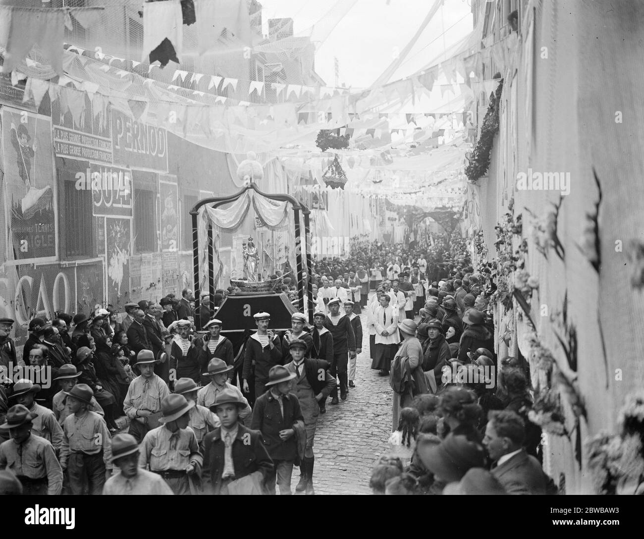 Impressionante processione di nostra Signora a Boulogne . La Processione passando attraverso il quartiere dei pescatori dove si vedono le reti appese per essere benedette . 25 agosto 1924 Foto Stock