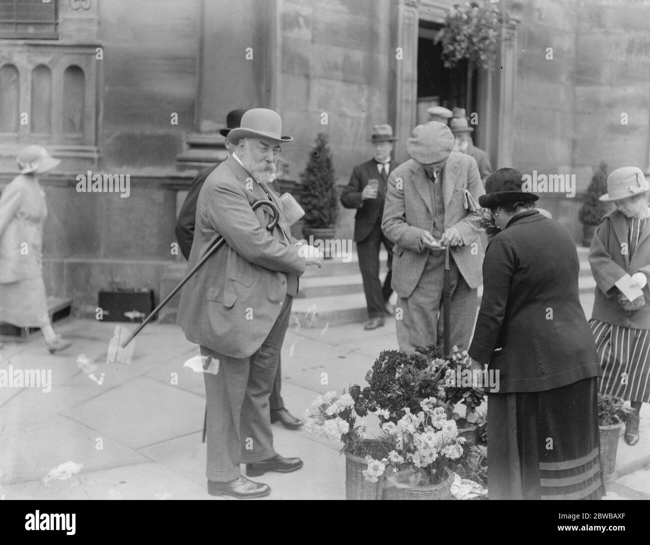 Prendendo le acque a Harrogate . Molti uomini della Società ben noti sono tra i visitatori di Harrogate prendendo le famose acque alla Pump Room . Sir William Raynor che acquista fiori . 18 agosto 1923 Foto Stock