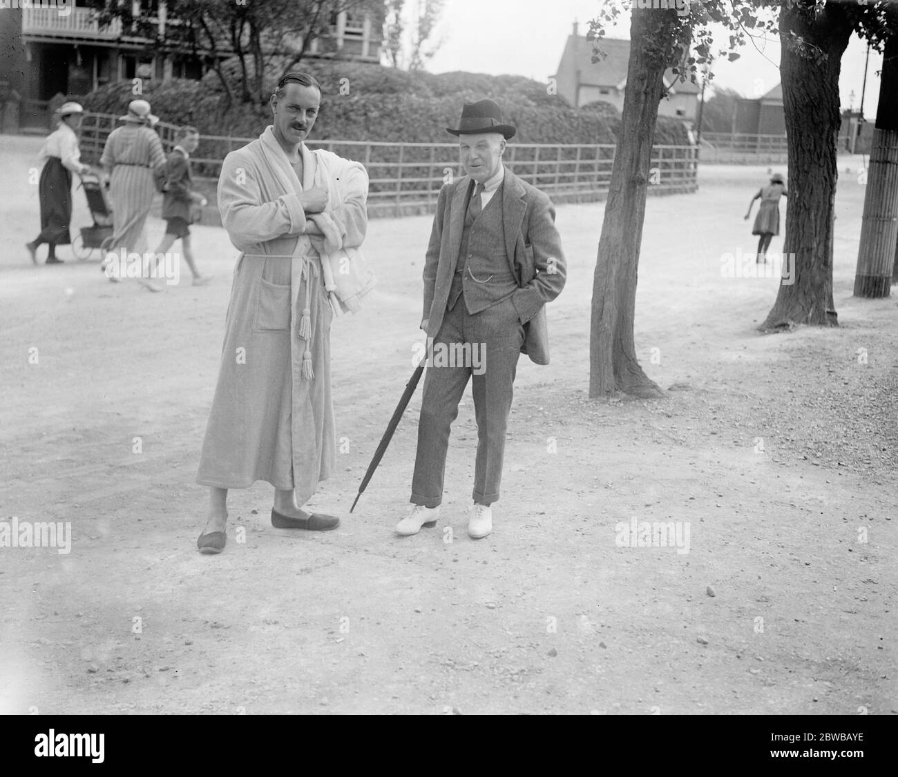 Villeggiante a Birchington - on - Sea , Kent . Captain Ridge Jones che chiacchiera con il signor Butler Aspinall , KC . anni 20 Foto Stock