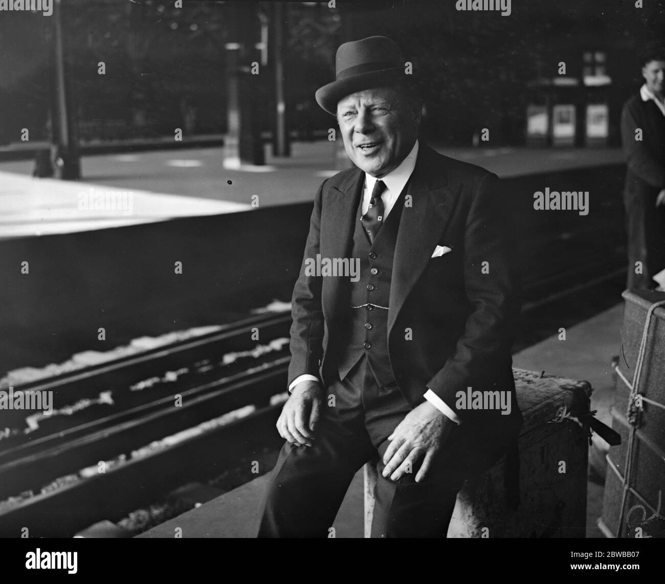 Alla stazione di Waterloo, di ritorno dagli USA, Edmund Gwenn, la star dello stadio e dello schermo. 7 settembre 1937 Foto Stock