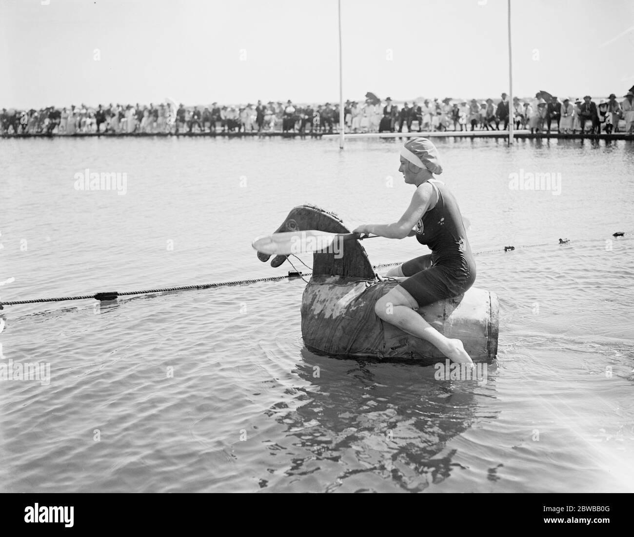 Jersey Water Gymkhana Vincitore della corsa di cavalli hobby , Miss M Ford 16 agosto 1919 Foto Stock