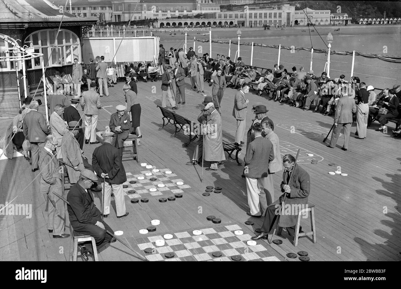 Bournemouth nel sole di ottobre . Giochi di mazzo in corso sul molo . 1937 Foto Stock