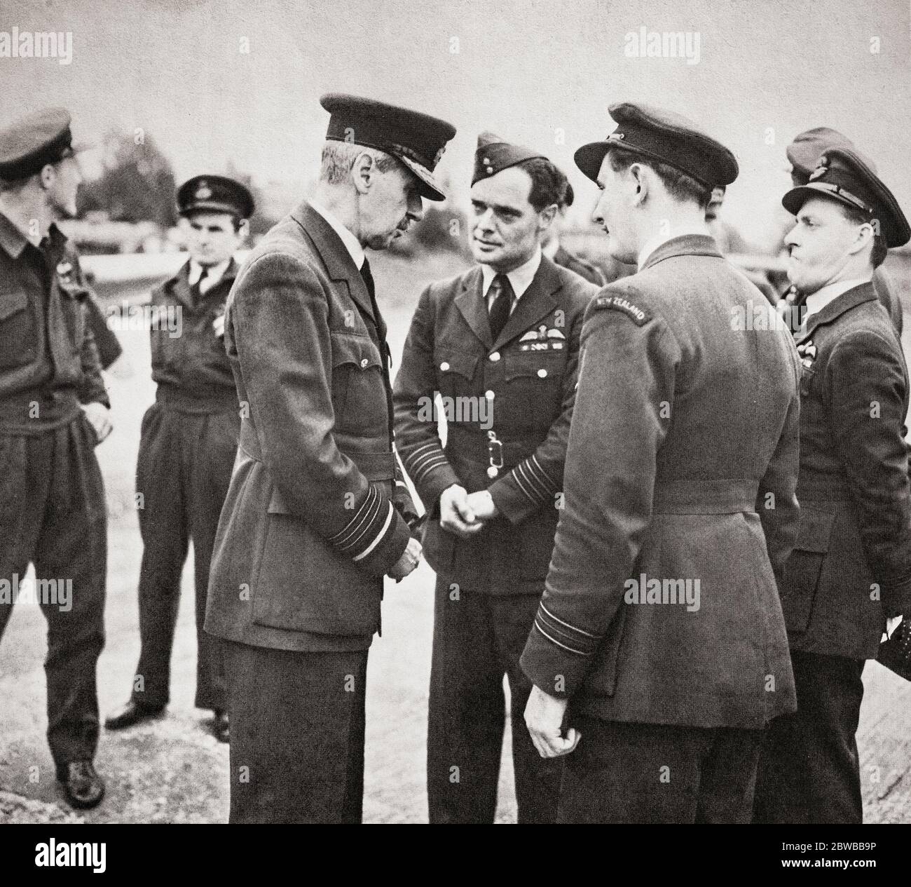 Il maresciallo Hugh Dowding, capo dell'aviazione, comandò il comando del combattente RAF durante la battaglia di Gran Bretagna e generalmente è accreditato di aver giocato un ruolo cruciale nella difesa della Gran Bretagna, e quindi, la sconfitta del piano di Adolf Hitler di invadere la Gran Bretagna. Qui parla con i piloti da combattimento con il capitano del gruppo legendry Douglas Bader, un'asso volante accreditato con 22 vittorie aeree, quattro vittorie condivise, sei probabili, una probabile condivisa e 11 aerei nemici danneggiati. Foto Stock