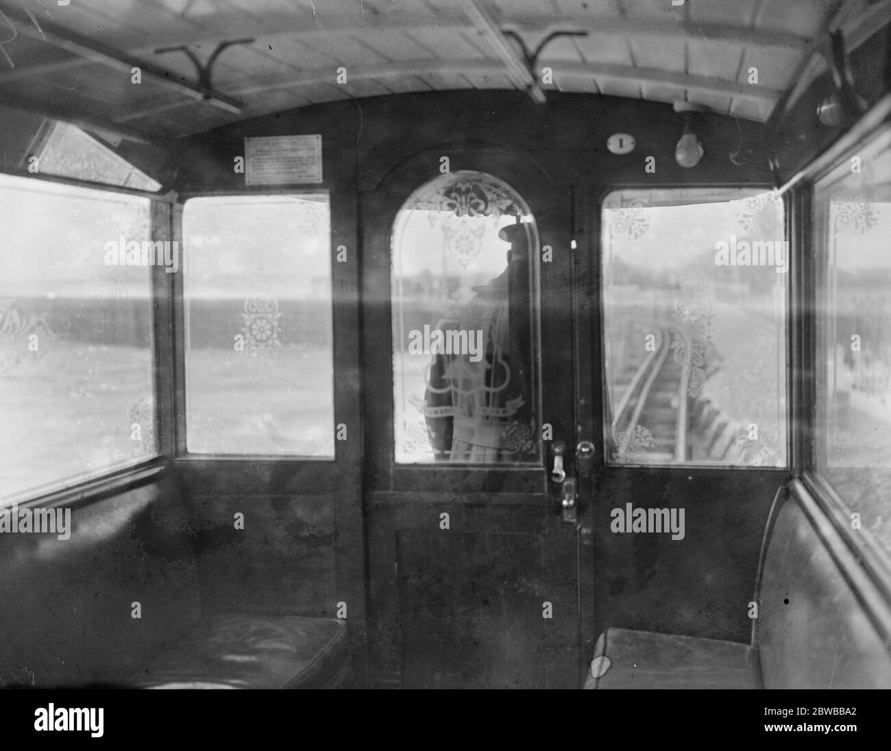 All'interno di un carro della ferrovia elettrica dei Volks , Brighton 10 febbraio 1936 Foto Stock