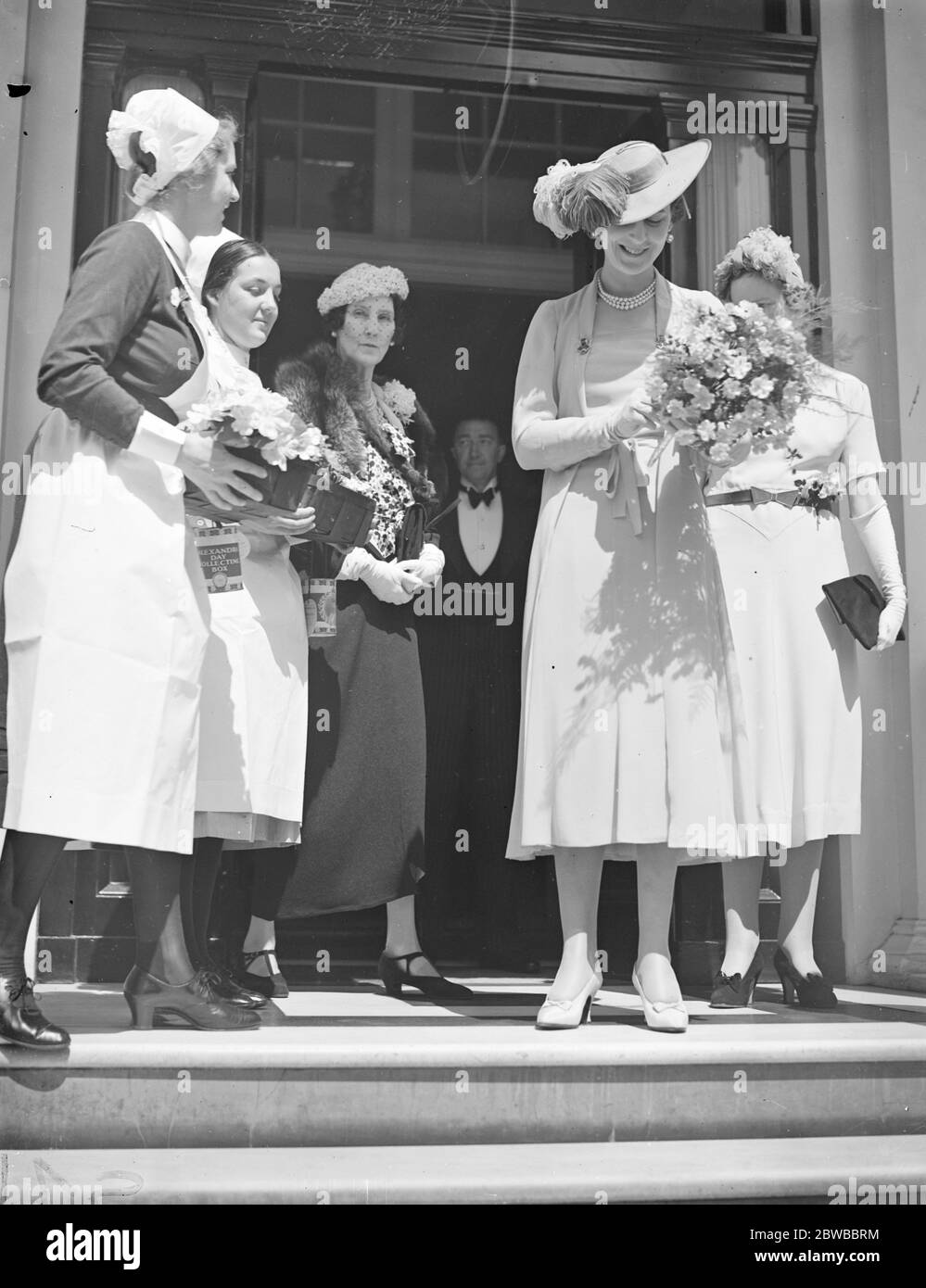 La Duchessa di Kent , presidente del Fondo della Regina Alexandra Rose Day , inizia il suo tour dei depositi dei venditori 21 giugno 1938 Foto Stock