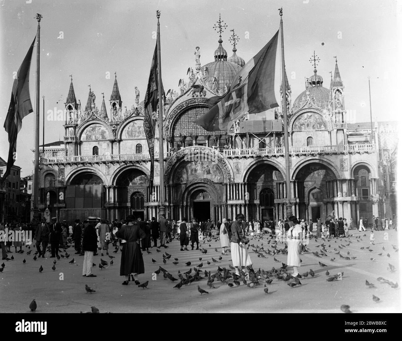 Venezia ; Basilica di San Marco in Piazza San Marco con piccioni e turisti . Foto Stock