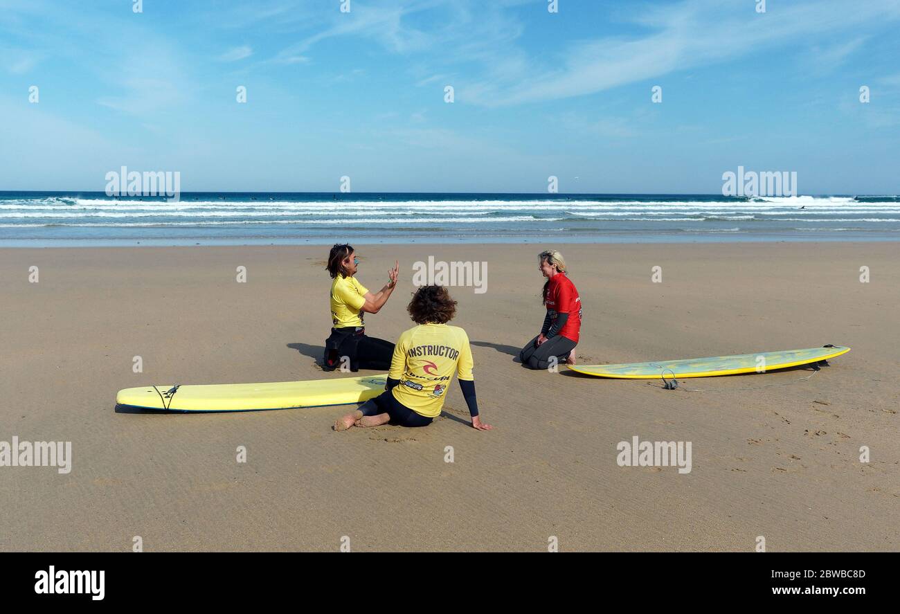 Newquay, Cornovaglia, 31 maggio 2020. Si apre il business sul mare. Le scuole di surf tornano alla spiaggia di Fistral. Credit: Robert Taylor/Alamy Live News Foto Stock