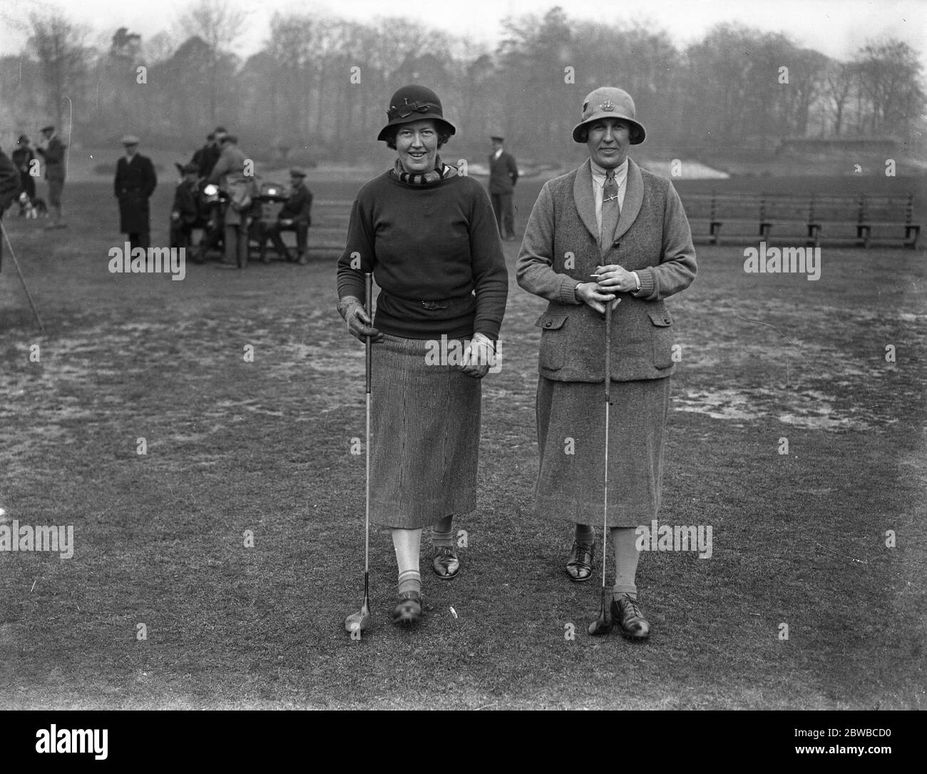 Foursomes Signore al Golf Club di Wentworth Miss Heather Palmer ( Camberley Heath ), a sinistra e Miss Doris Chambers 13 marzo 1935 Foto Stock