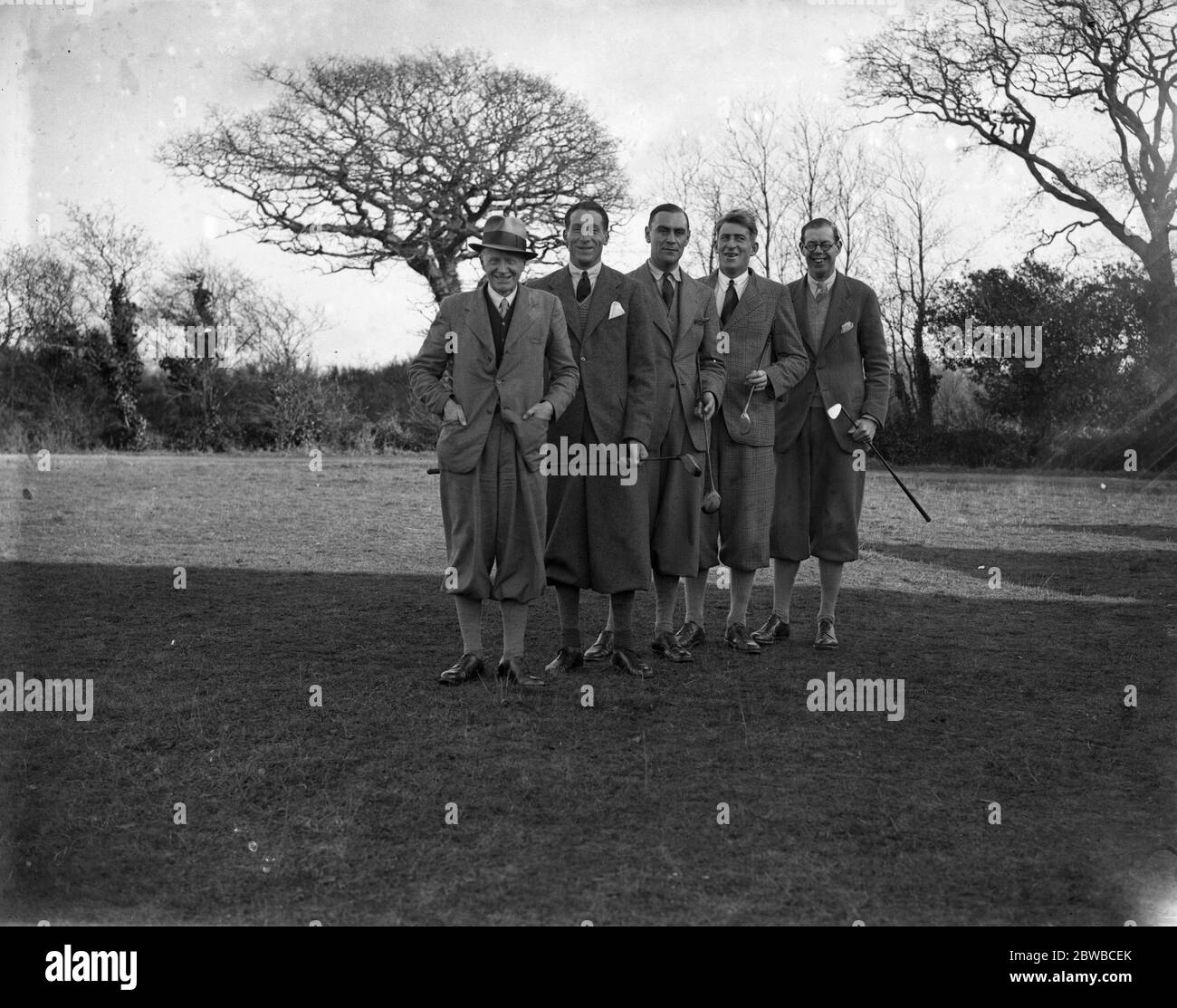 Giganti della Nuova Foresta il Brockenhurst Manor Golf Club , hanno tra i loro membri quattro giocatori la cui altezza media arriva a quasi 6' 5 , il più alto essendo 6' ^ 1/2 da sinistra a destra Capitano Cecul Sutton (di altezza ordinaria ) MR F W Yateman , Il signor R G G Ponsonby il comandante F e Wilmot Sitwel e il signor e W S T George Spencer il 19 gennaio 1934 Foto Stock