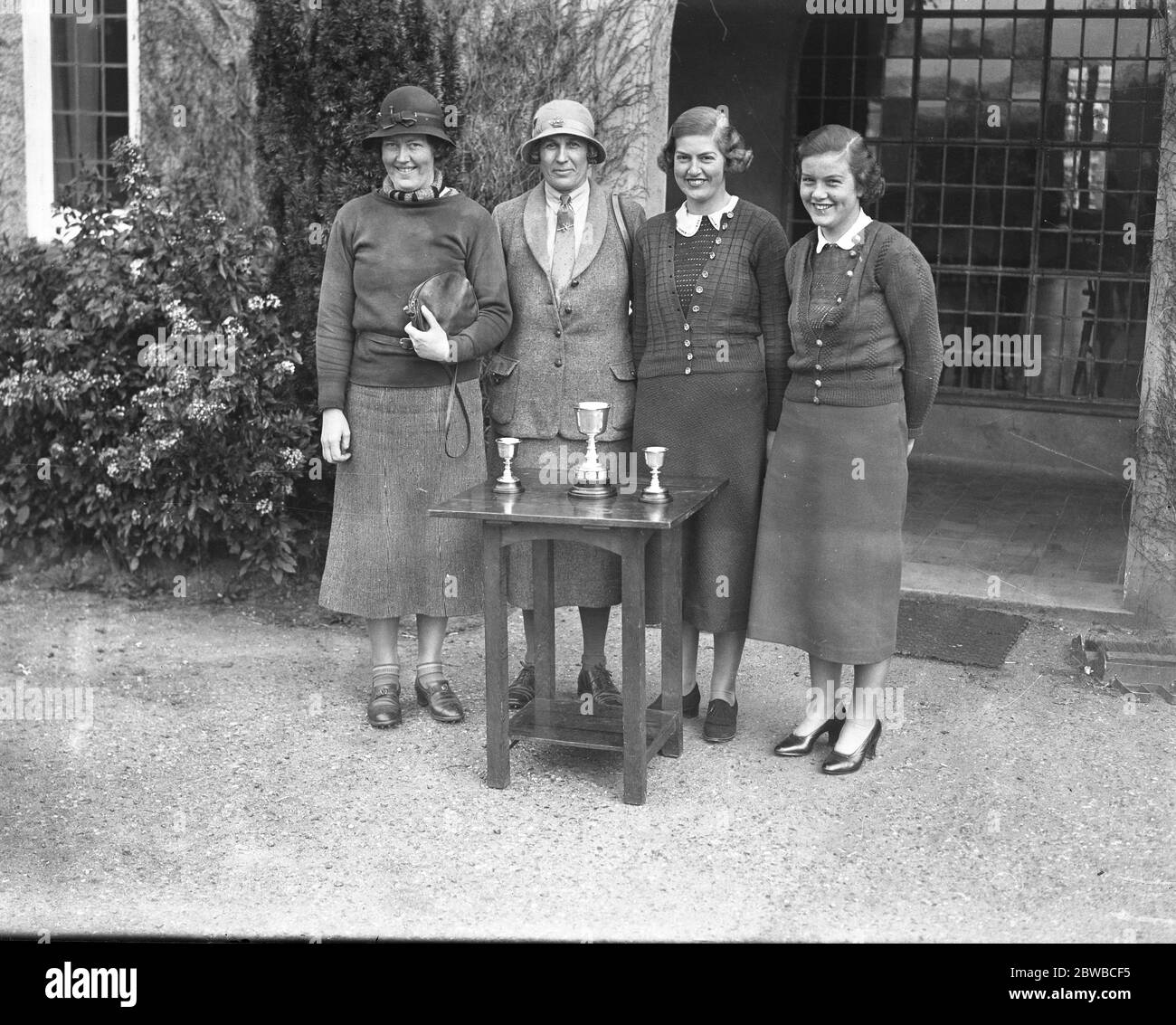 Foursome di Signore a Wentworth Miss Doris Chambers , Miss Heather Palms (Camberly Heath) Miss Mervyn e Miss Pamela Barton (da sinistra a destra) 15 marzo 1935 Foto Stock